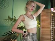 nelly_carroll Recording video show with skinny baby July-2025