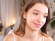 little_poetry Chaturbate 09-11-2025 Playing with the clitoris through panties