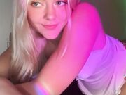 stella1005 - A luscious blonde beauty in a public show