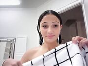 avaowenss Duschshow mit einem heißen Mädchen in Höschen