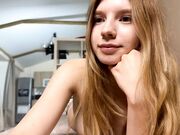 chloe_show 2025-11-20 Naughty girl plays with her clitoris