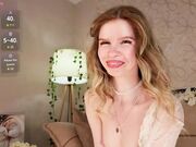 avelyra Newest public show with skinny babe August-2026