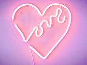 emmachoice Loves to play with pussy in a premium show