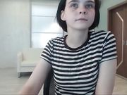 okeysmall Busen einer attraktiven Brünette in einer Liveshow_480p