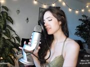 annahaven Very sexy babe strips and plays with beautiful boobs_720p