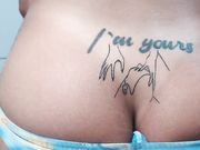 lauraxx_LauraDaddy'sgirl is played with a black vibrator