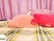 sonya_keller Zwei Spielzeuge dehnen die Fotze