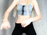 SWEETTPUSSYSEX Playful camwhor girl masturbates clit