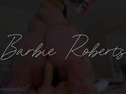 barbieroberts Schlampe mit großem Arsch fickt mit einem Spielzeug