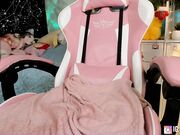 littleflufflepuff petite blonde joue avec le clitoris