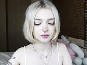 milinamarvelous Baby face girl suck huge dildo