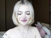 milinamarvelous Tiny teen girl shows pale ass 23112022