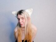 hwella - Nacktes Mädchen das Brüste zeigt