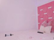 nicolle_mitchelle - Petite salope joue avec le trou anal