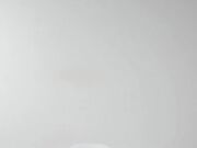 babyaylin Frische Schönheit spielt mit nasser Muschi