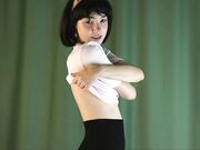 1thour - Help the girl take off her T-shirt