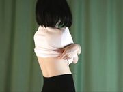 1thour - Help the girl take off her T-shirt