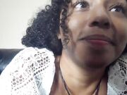 cucurojo - Die lockige schwarze Schönheit spielt mit ihrem Kitzler