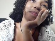 cucurojo - Die lockige schwarze Schönheit spielt mit ihrem Kitzler