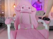 anniita_ Kleine Schlampe spielt vor der Kamera mit einem schwarzen Vibrator