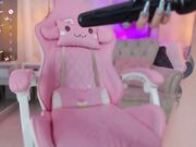 anniita_ Kleine Schlampe spielt vor der Kamera mit einem schwarzen Vibrator